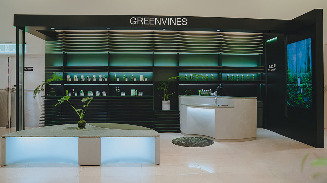 透過櫃位牆面的弧度與分層設計，搭配規律的色階，隱喻著自然地層層演進，同時，也呈現肌膚結構的想像。